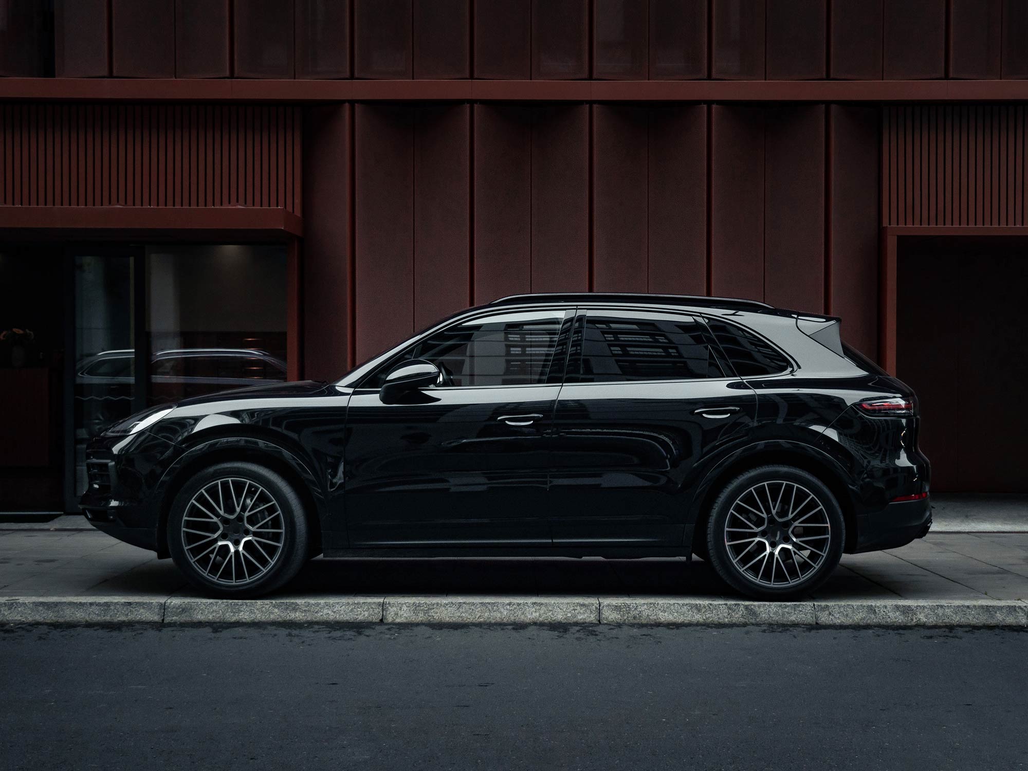 Black-Luxury-SUV
